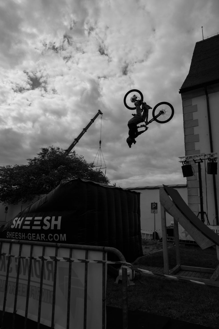Bikeshow mit Backflip über Airbag – Open-Air-Event mit Ton und Licht von BPM-Technik