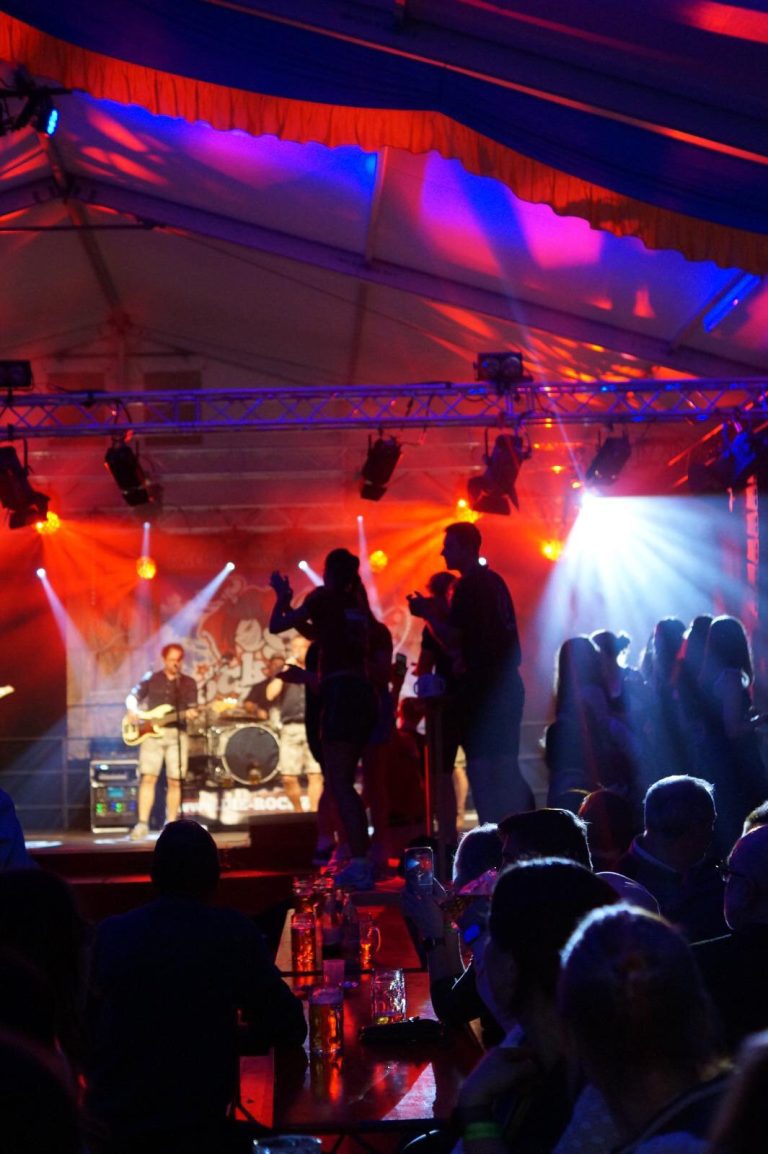 Festzelt-Party mit Live-Band – Lichtshow und Beschallung von BPM-Technik