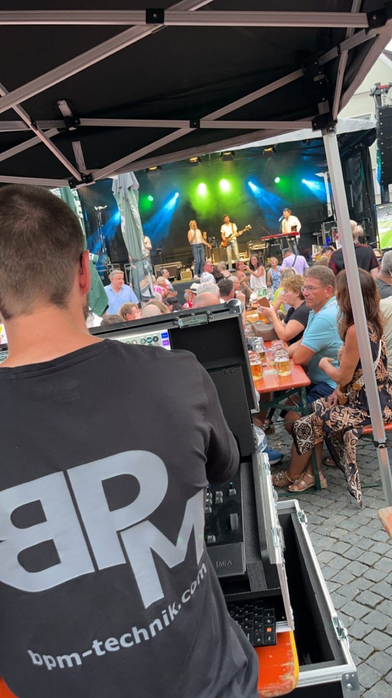 Open-Air-Konzert – BPM-Crew am Lichtpult vor der Bühne