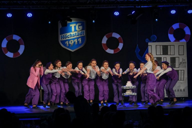 Tanzshow der TG Höchstädt 1911 – Bühne mit Traversen und LED-Lichttechnik