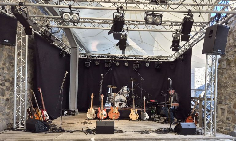 Bühne mit Band-Backline – BPM-Technik