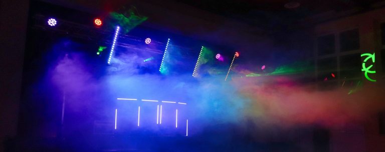 Bühne mit Dunst, Laser und LED-Lichtshow – BPM-Technik