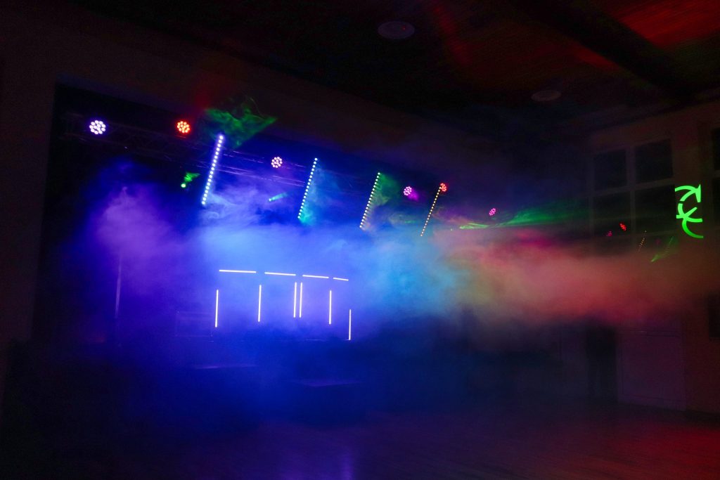 LED-Lichtshow mit Dunst auf der Bühne – BPM-Technik