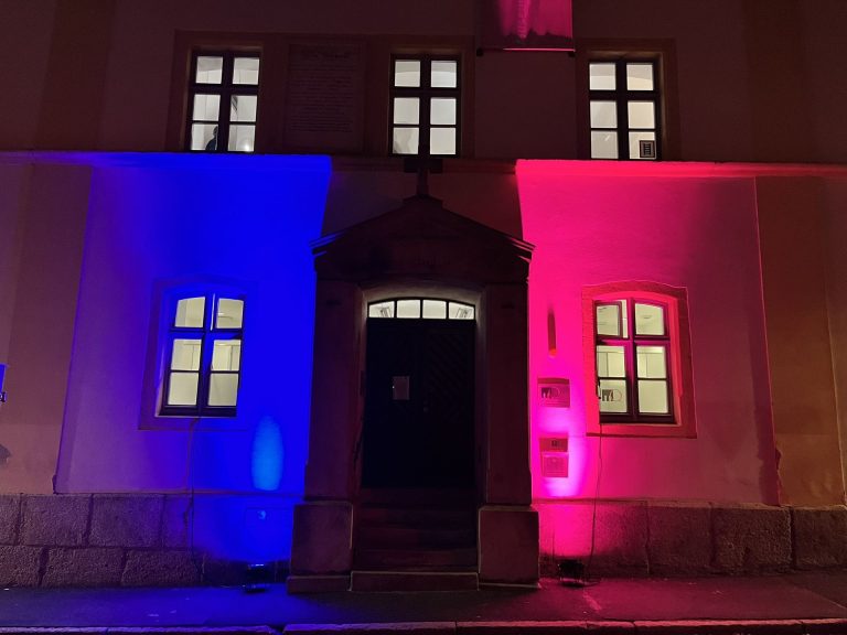 Fassadenbeleuchtung in Rot und Blau – BPM-Technik